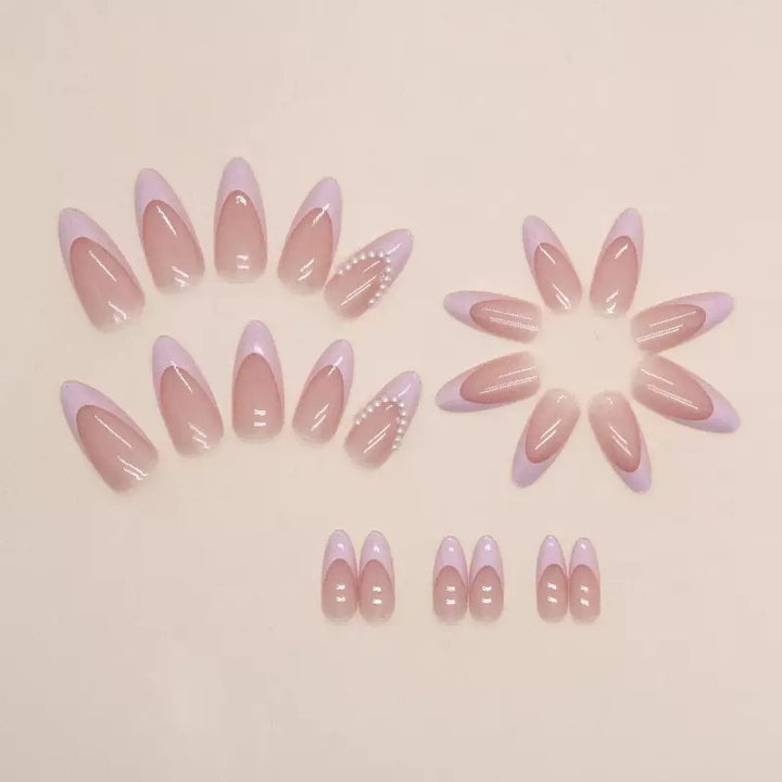 Elegante Kunstnagelspitzen mit Glitzer- und Perlverzierungen Karnz