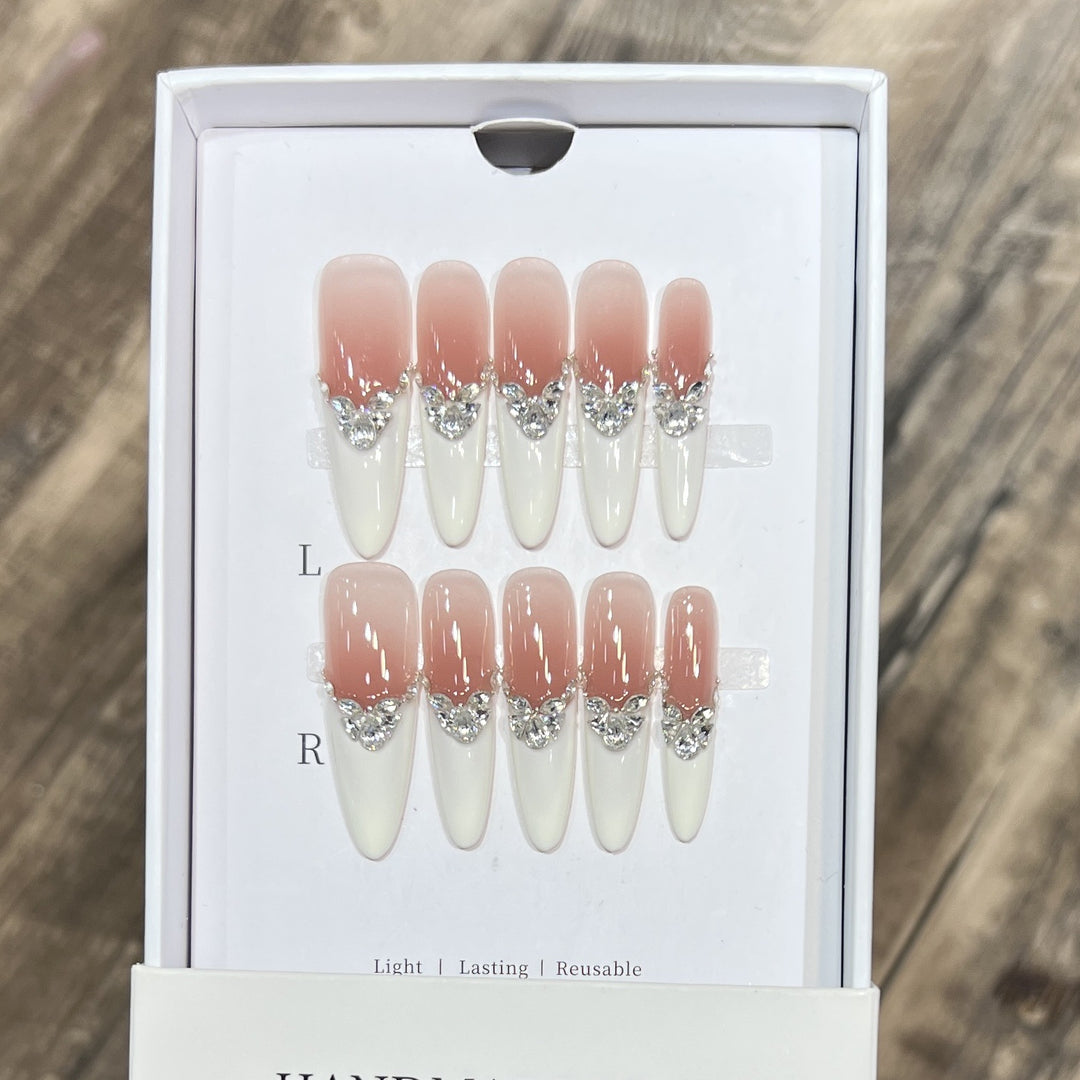 Elegantes Stiletto Press-On Nagelkunst Set Karnz