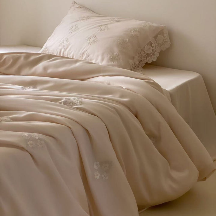 Bestickte Satin Bettwäsche Set mit Spitzenbesatz Kissenbezügen