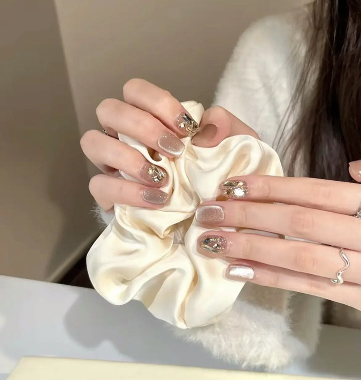 Elegante Kunstnägel mit Funkelnden Goldakzenten Karnz
