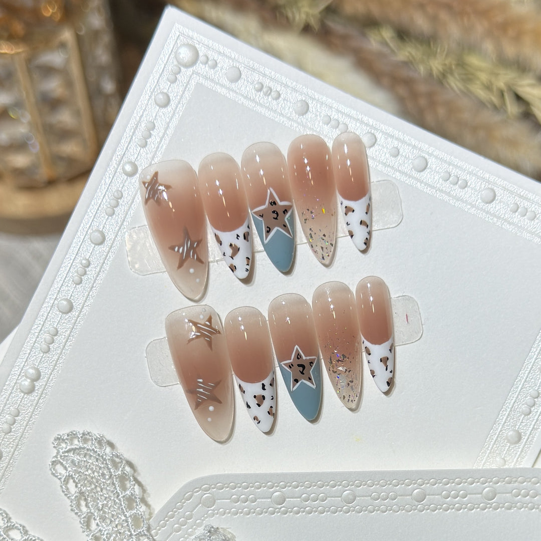 Elegantes Stiletto Press-On Nagelset mit künstlerischen Akzenten Karnz