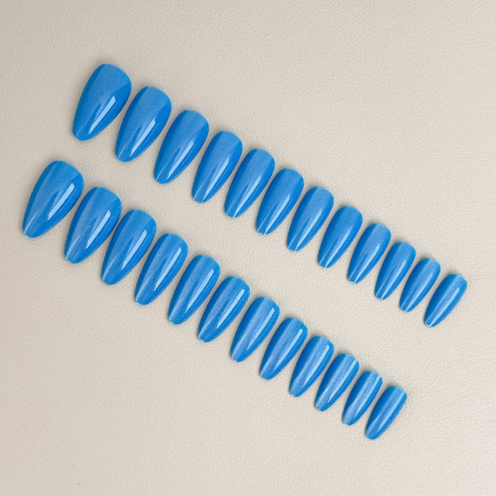 Elegante Kunstnägel mit spitzem Design Karnz