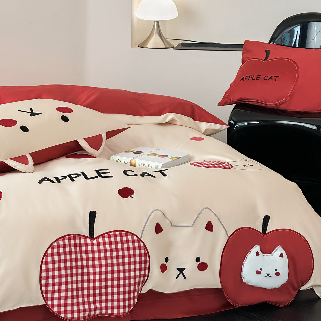 Kinder-Bettwäsche-Set mit Apfel-Katzen-Applikationen und gesteppter Dekokissenhülle Karnz
