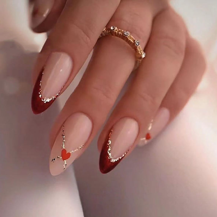 Kunstnägel mit Herzmotiven und Glitzerdetails Karnz