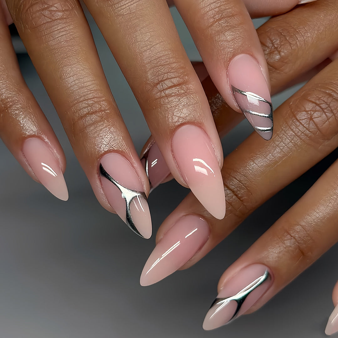 Eleganter Stiletto Press-On Nail Set mit künstlerischen Metallelementen Karnz
