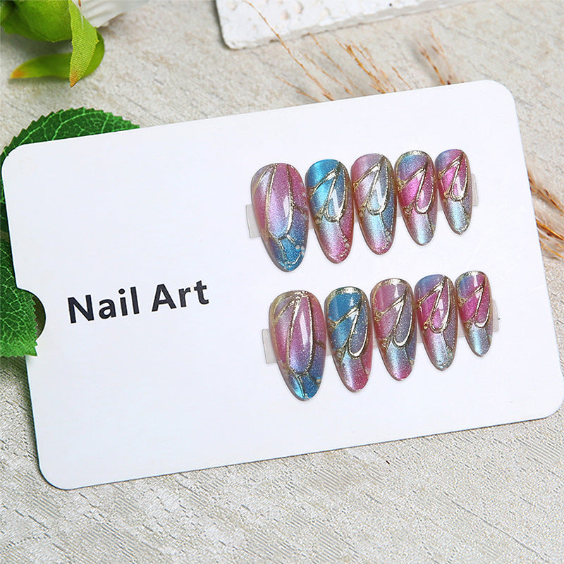 Kunstvolle Nagelspitzen mit holografischen Akzenten Karnz