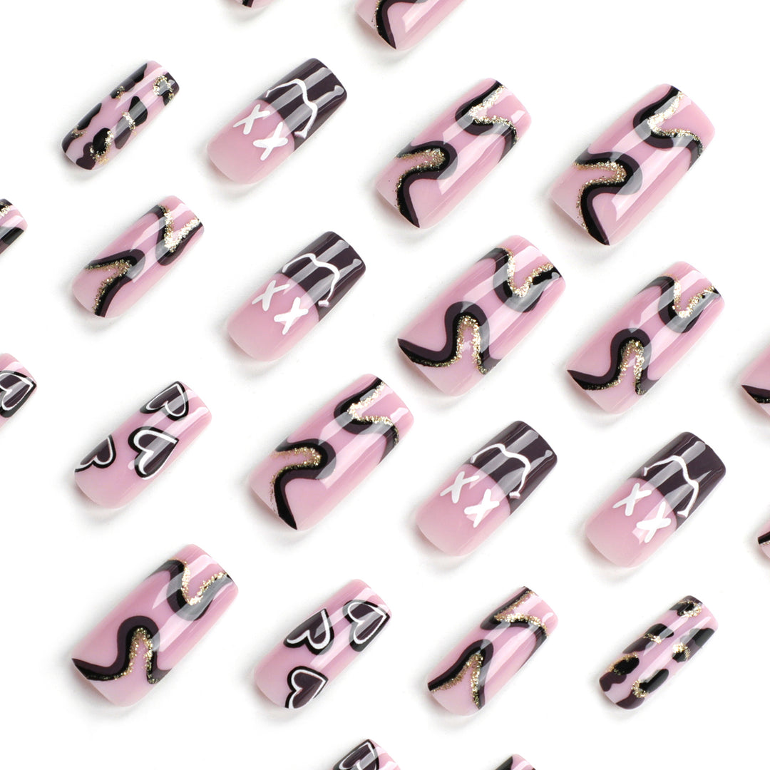 Kunstvolle Nagelverlängerungen im eleganten Design mit Goldakzenten Karnz