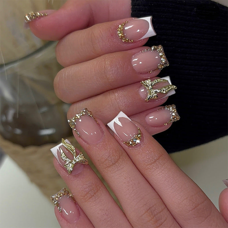Kunstnagelset mit eleganten Glitzer- und Blumenverzierungen Karnz