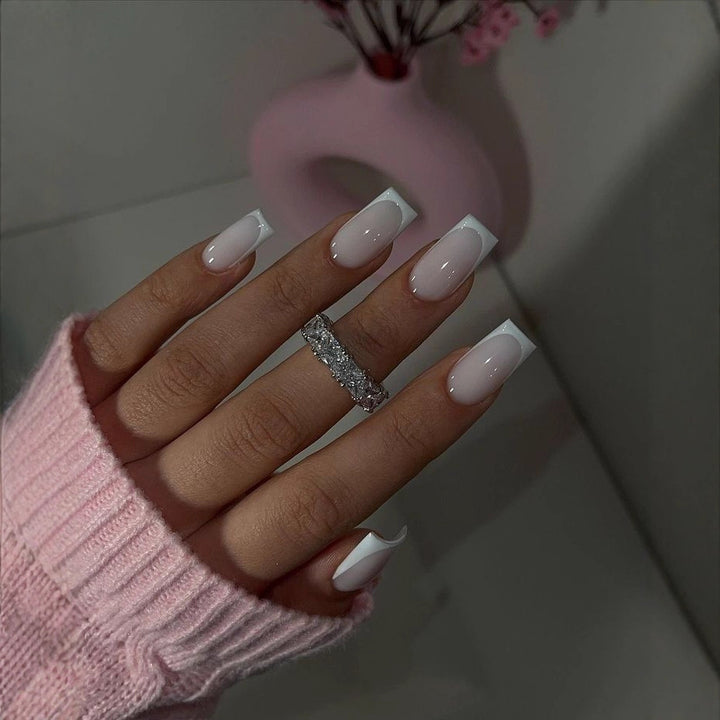 Kunstvolle Nagelverlängerungen mit Eleganten Spitzen Karnz
