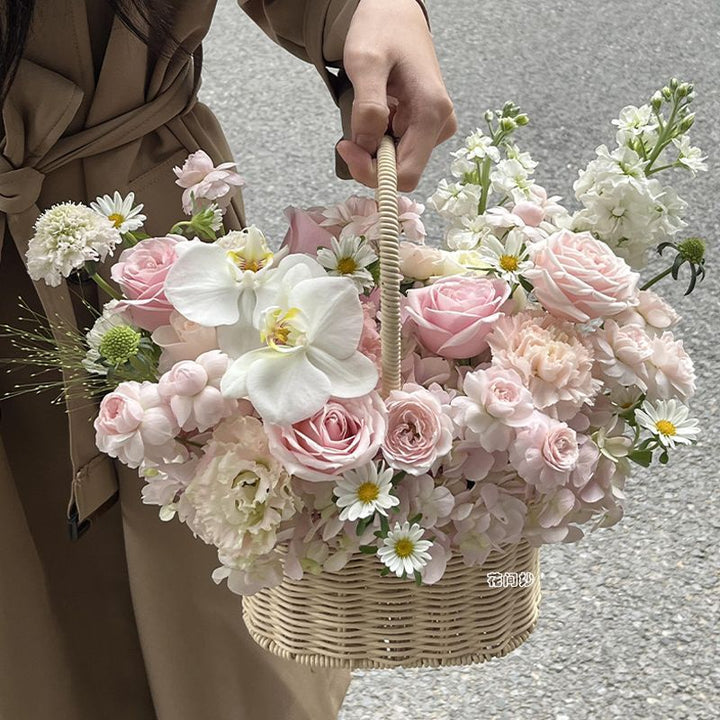 Luxuriöse handgefertigte Blumenkorbbesteckung