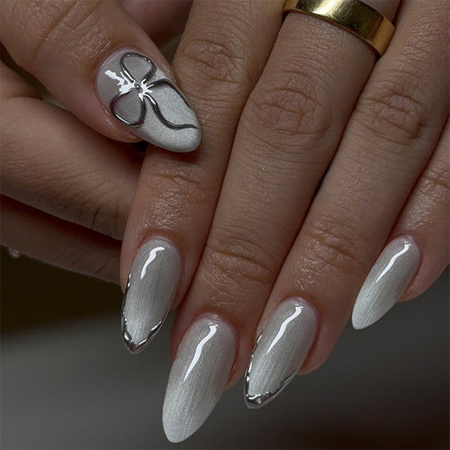Kunstnagelset mit eleganten Silberakzenten Karnz