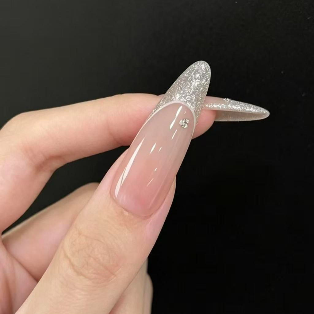 Stiletto-Nagelverlängerungen mit Glitzer und Sternakzenten