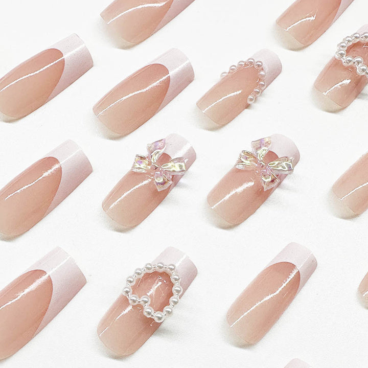 Kunstnagelset mit eleganten Perlen- und 3D-Blumenverzierungen Karnz