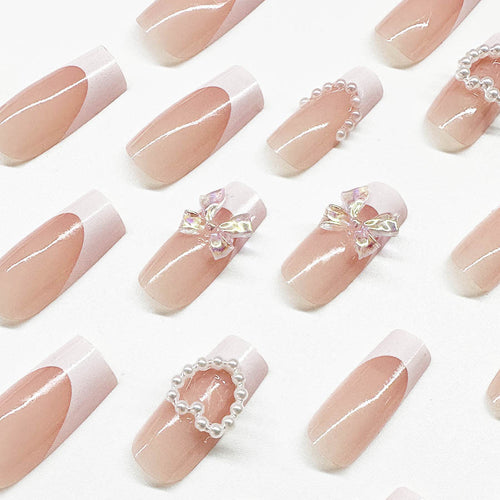Kunstnagelset mit eleganten Perlen- und 3D-Blumenverzierungen Karnz