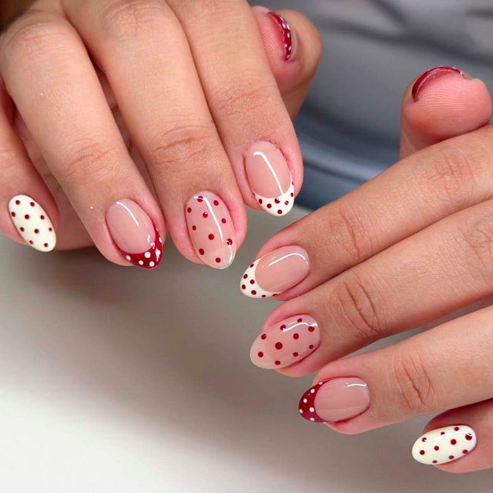 Künstliche Nagelkunst mit verspielten Punkten und Schleifen Karnz