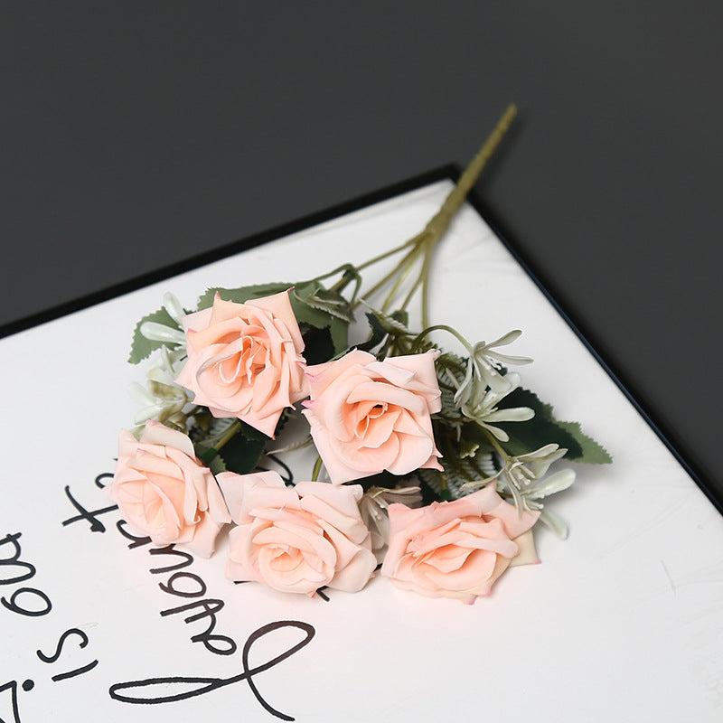 Realistischer künstlicher Rosenstrauß