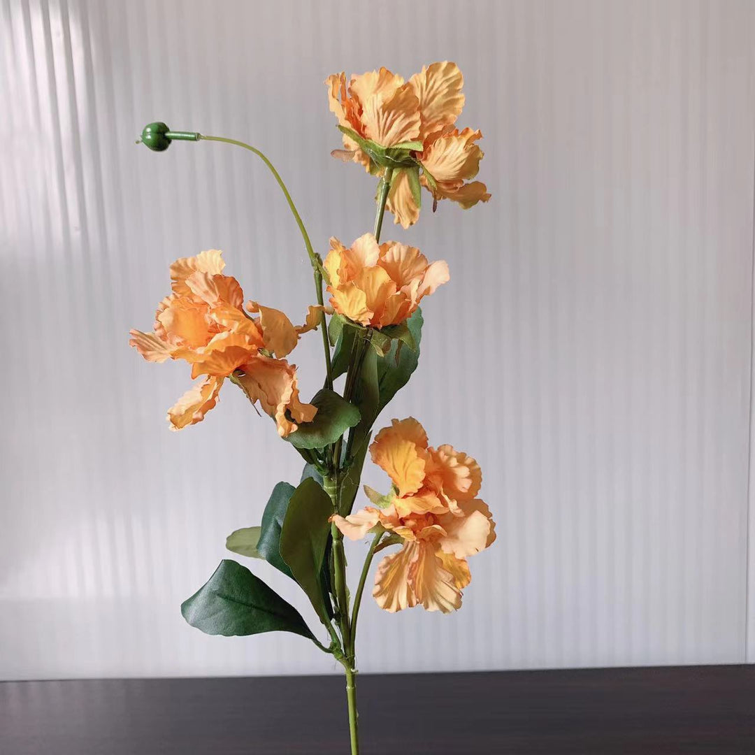 Lebensechter blühender Blumenstiel