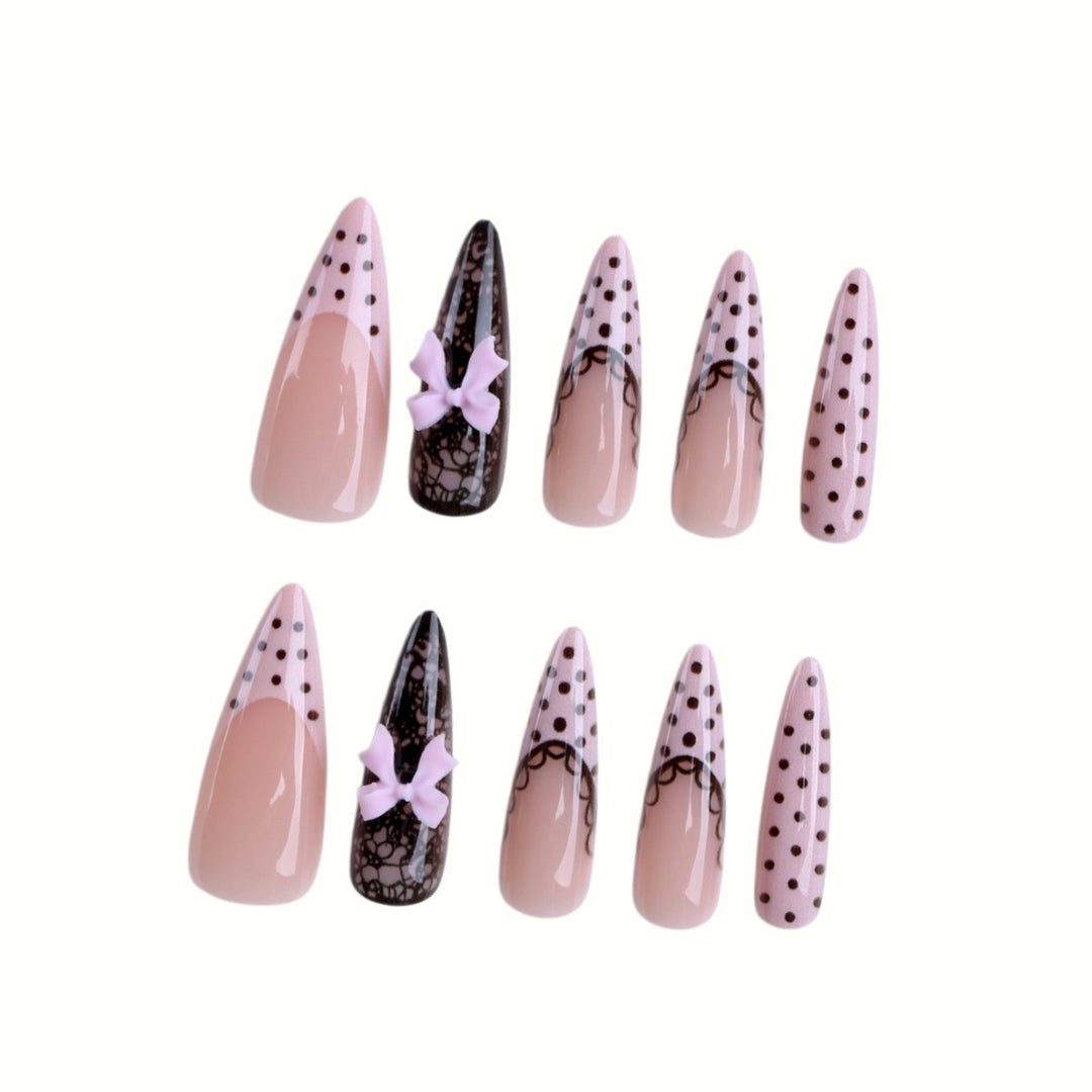 Elegante Stiletto Press-On Nagelset mit Spitzen- und Schleifenmuster Karnz