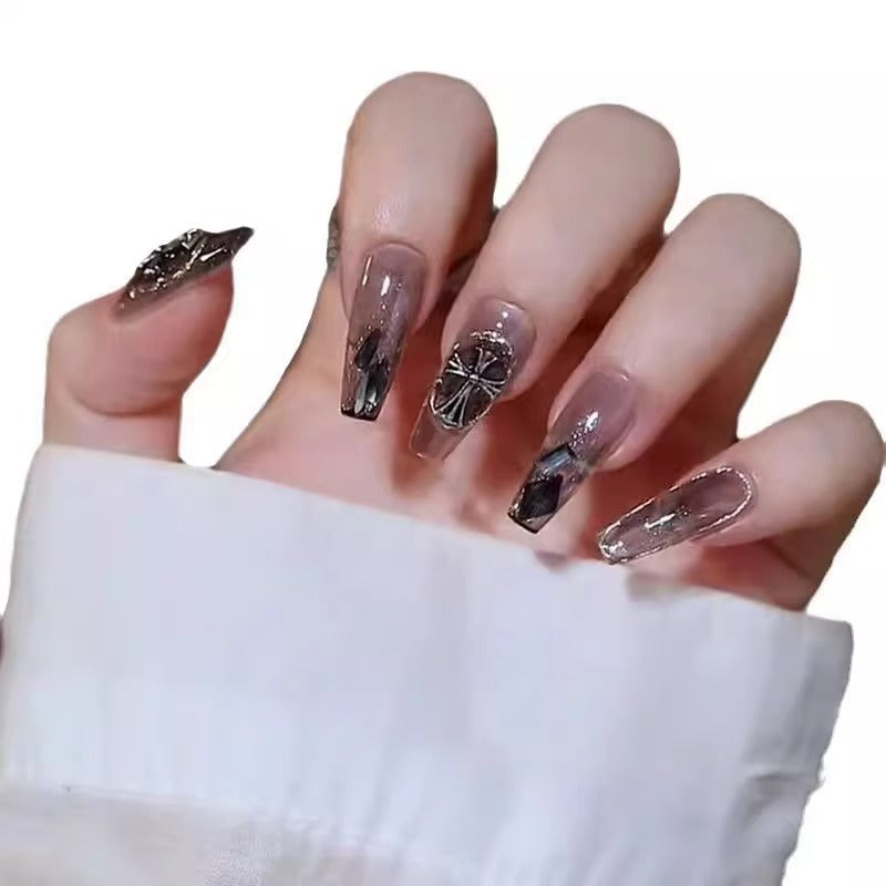 Glamouröse Kunstfingernägel mit Herz-Design und Glitzernden Akzenten Karnz
