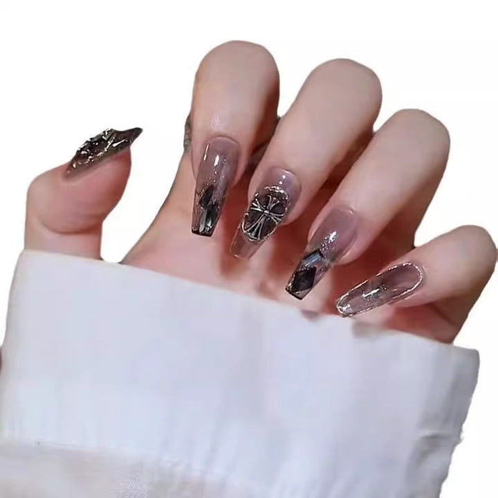 Glamouröse Kunstfingernägel mit Herz-Design und Glitzernden Akzenten Karnz