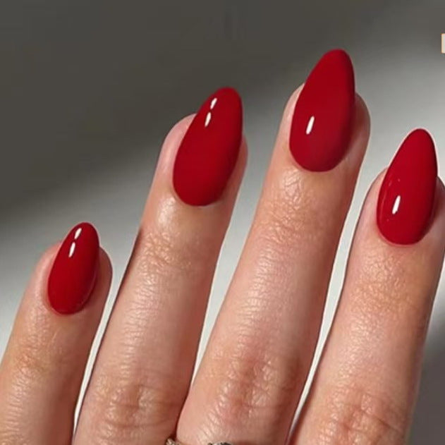Kunstnagelset mit glänzenden, spitzen Akzenten Karnz
