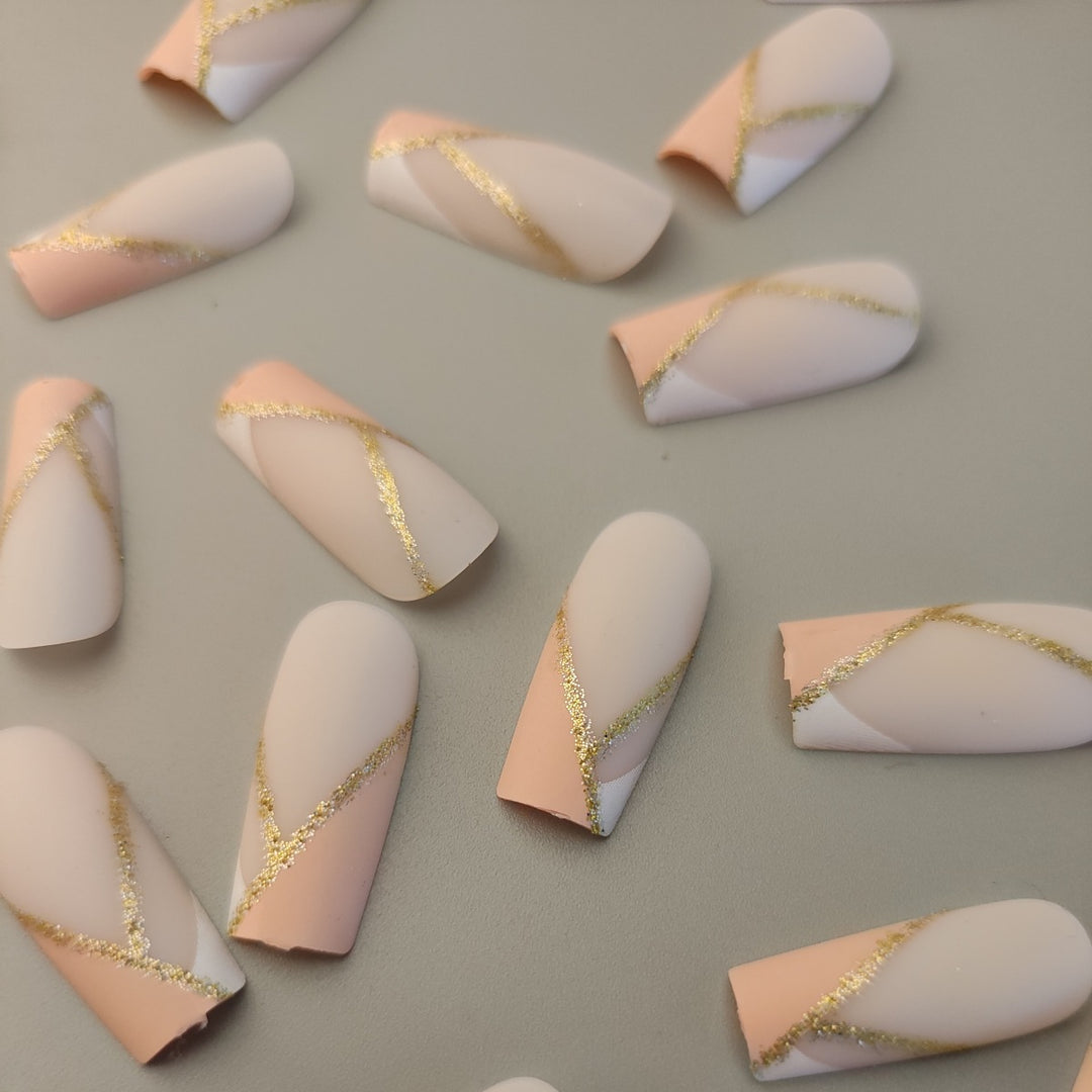 Elegantes Press-On-Nagelkunstset mit goldenen Akzenten Karnz