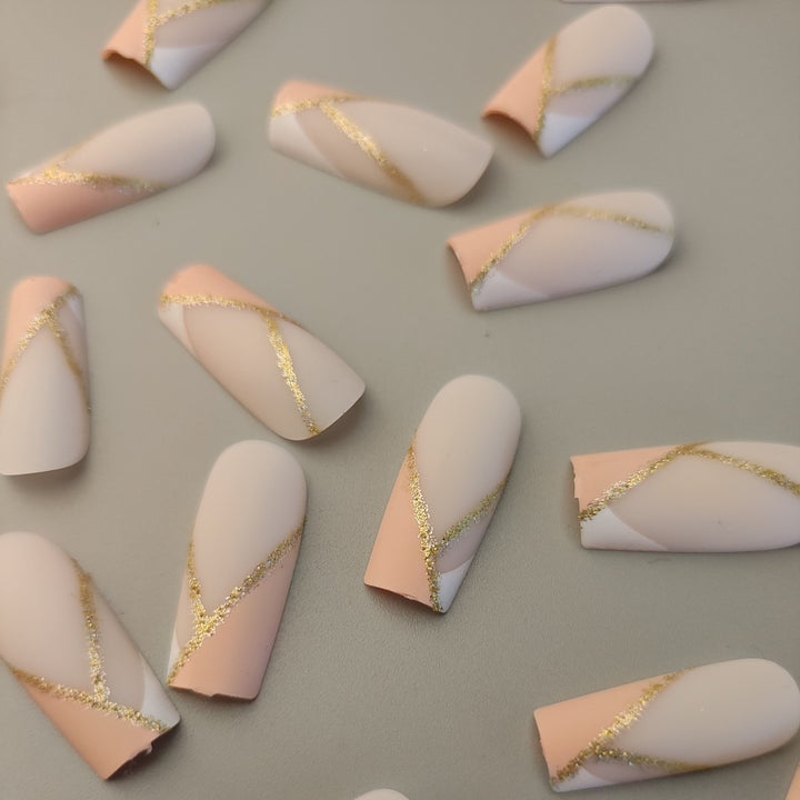 Elegantes Press-On-Nagelkunstset mit goldenen Akzenten Karnz