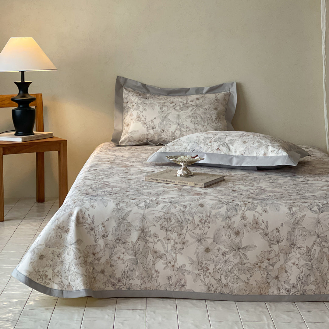 Luxuriöses Satin-Bettwäsche-Set mit floraler Jacquard-Webung und breiter Satinkante