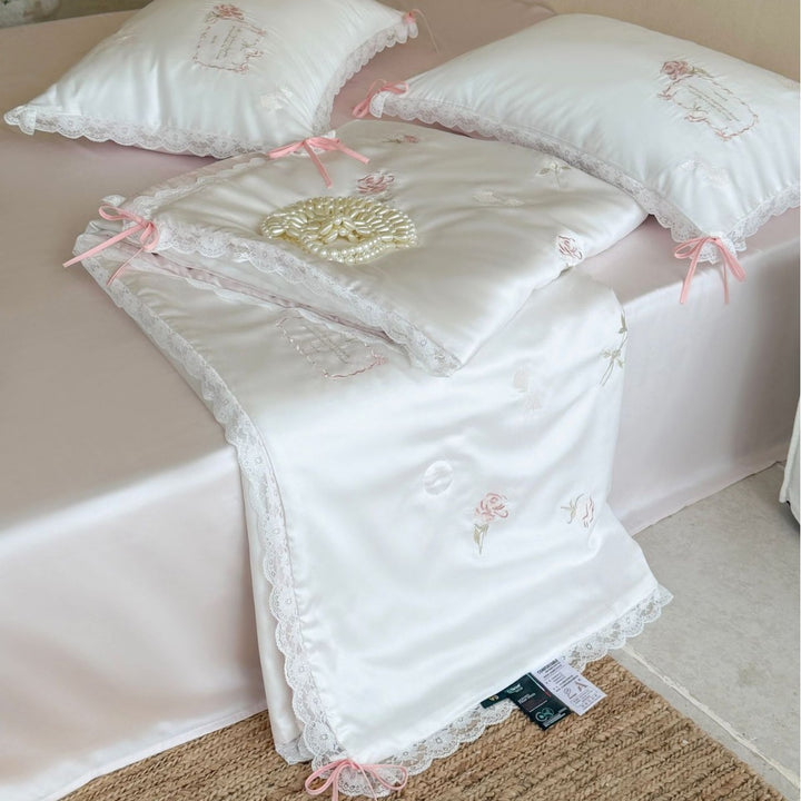 Elegantes Satin-Bettwäsche-Set mit zarter Rosenstickerei, Spitzenkante und Zierschleifen