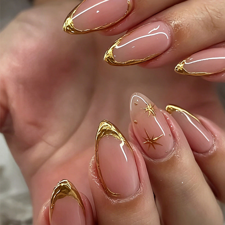 Kunstnagelset mit eleganten Goldakzenten und romantischen Sternmuster Karnz