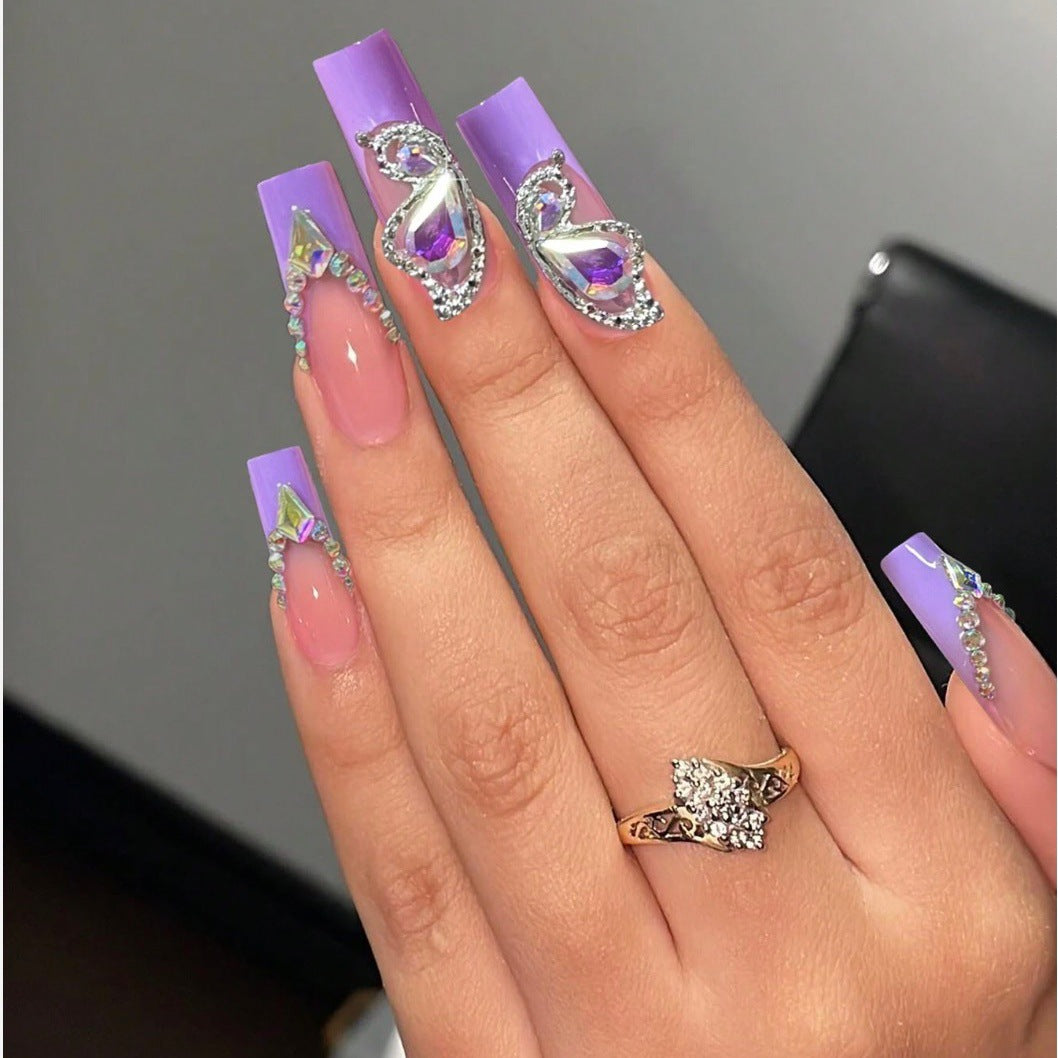 Kunstnagelset mit luxuriösen 3D-Akzenten Karnz