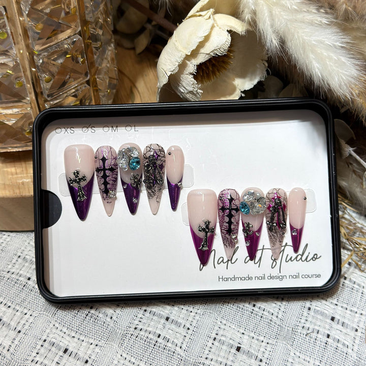 Künstlerisches Stiletto Presse-Nagelset mit einzigartigen Blumen- und Edelsteindetails Karnz