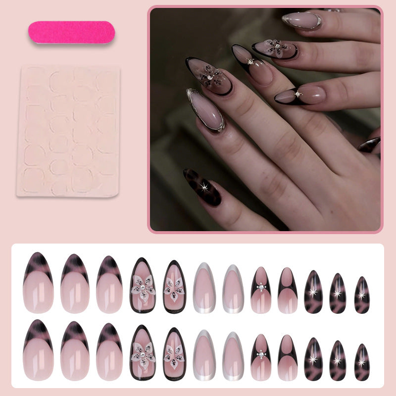 Kunstnagelset mit eleganten Spitzen und trendigen Akzenten Karnz
