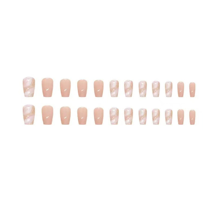 Elegante Kunstnagelspitzen mit glänzenden Goldakzenten Karnz
