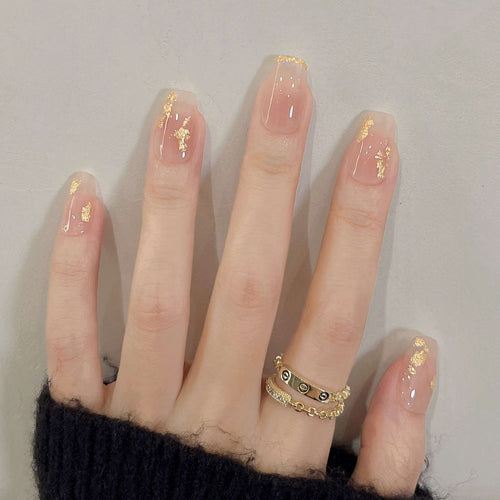 Dekoratives Press-On Nagelkunstset mit goldenen Akzenten