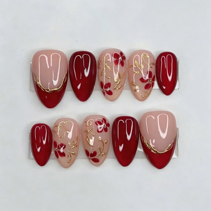 Künstlerisches Press-On Nagelset mit floralen und metallischen Akzenten