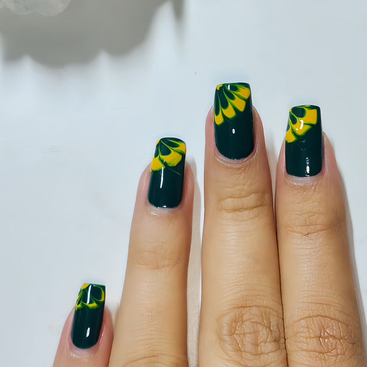 Künstlerische Aquarell-Nagelkunst Karnz