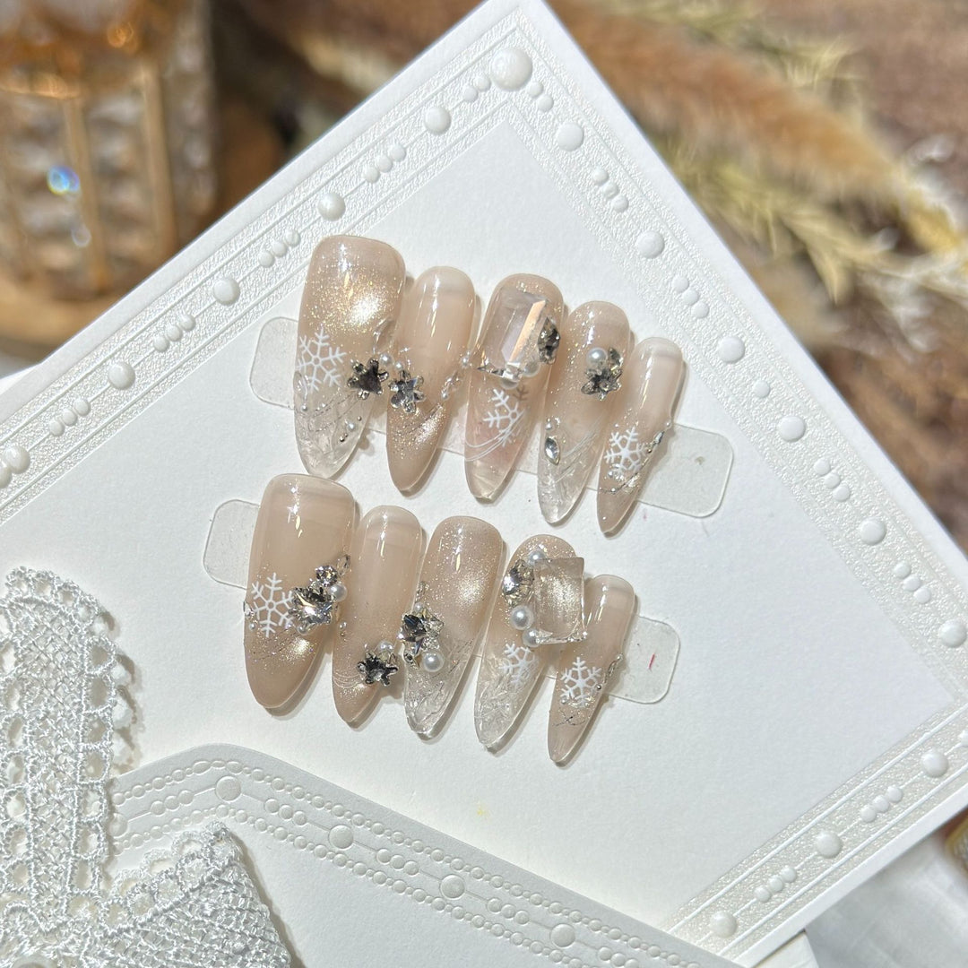 Schneeflocken-inspirierte Stiletto Press-On Nagelset Karnz
