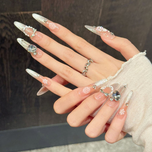 Elegantes Press-On-Nagelkunst-Set mit atemberaubenden Glitter- und Kristallakzenten