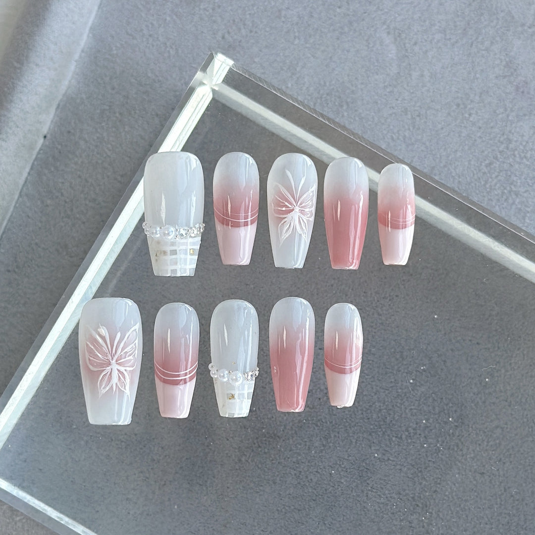 Elegantes Ombre Press-On-Nägelset mit floralen Designs
