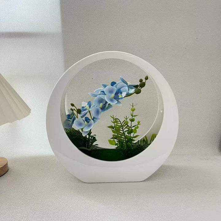 Dekorative Orchideenpflanze in modernem runden Vase