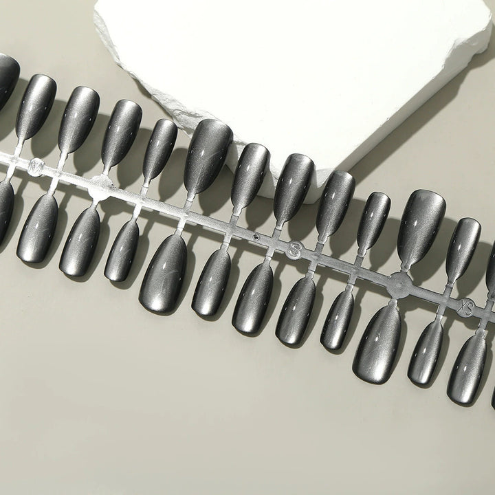 Glänzende Stiletto Press-On-Nagelverzierungen Karnz
