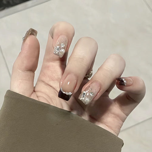 Kunstvolle Nageldesigns mit Glitzer- und Strassakzenten Karnz