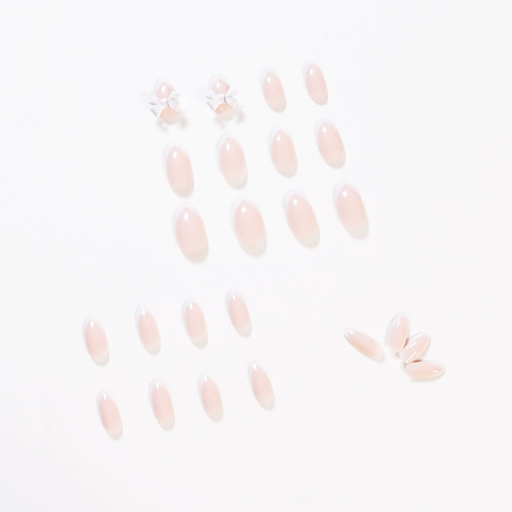 Elegante Kunstnägel mit durchscheinendem French-Tip und dekorativen Blütenakzenten Karnz