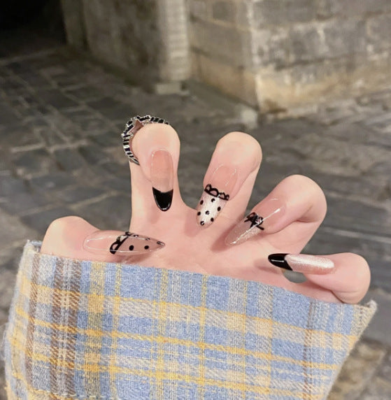 Künstlerisches Press-On Nail Set mit einzigartigen Designs Karnz