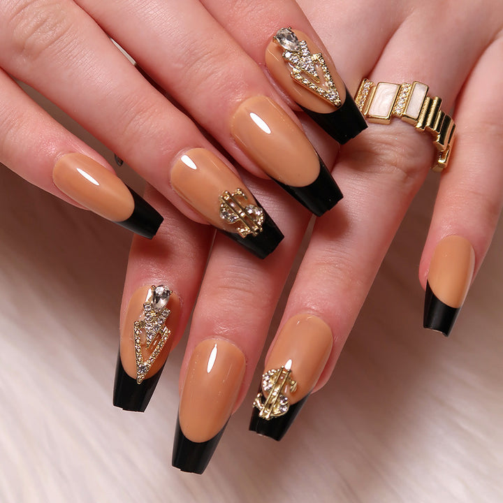 Glamouröse Kunstnägel mit Strass und Schwarzspitzen Karnz