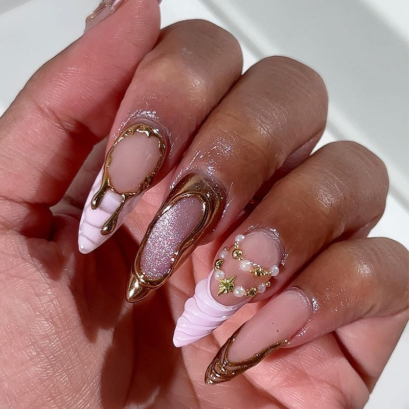 Luxus Press-On Nagelset mit goldenen Akzenten Karnz
