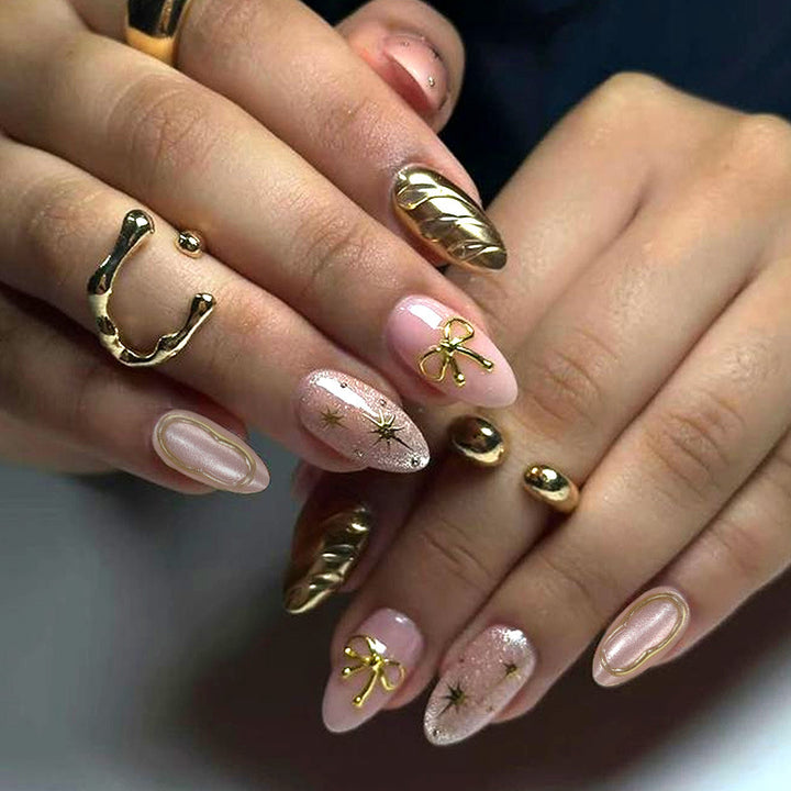 Kunstnagelset mit eleganten goldenen Akzenten Karnz