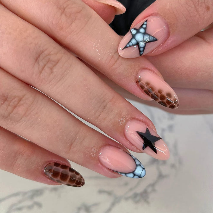 Künstlerisches Press-On Nagelset mit einzigartigen Stern- und Texturdesigns Karnz