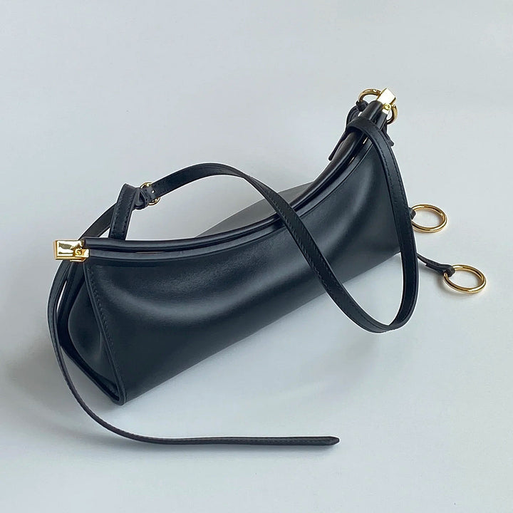 Strukturierte Leder Baguette Schultertasche mit goldener Hardware